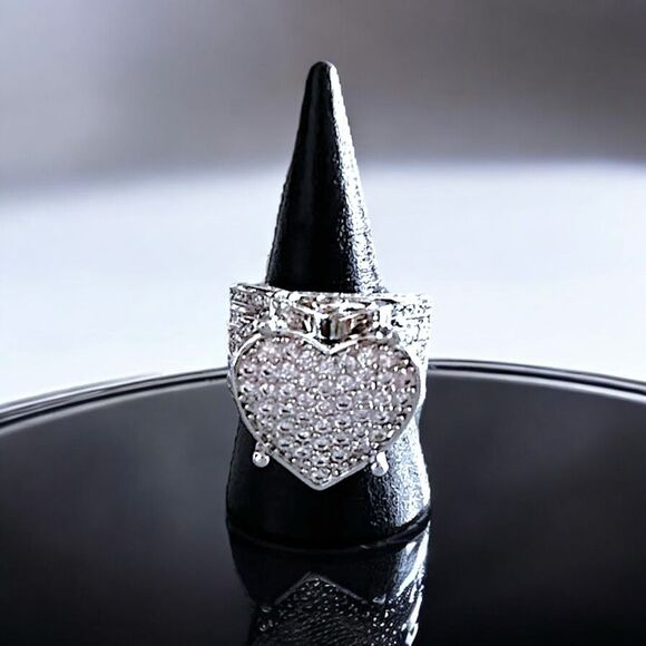 NIB Alloy White Gold Cubic Zirconia Heart Diamond Sterling Silver Ring - Size 8. - Picture 1 of 7
